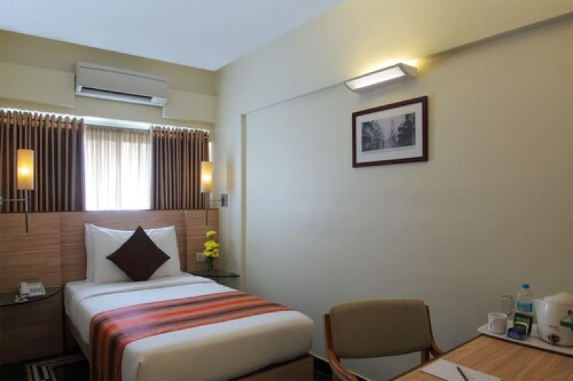 Hiltop Hotel Mumbai Exterior foto