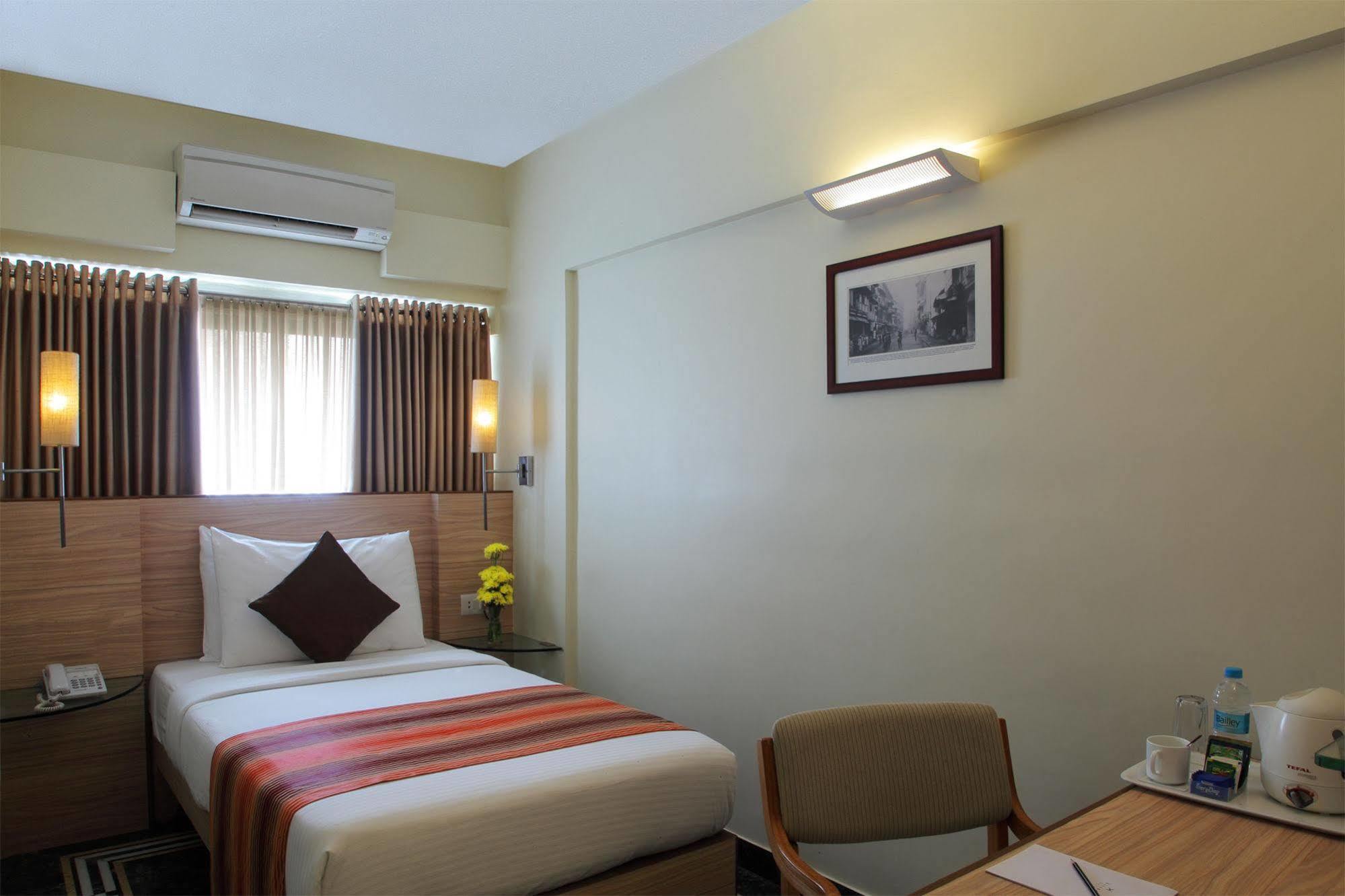 Hiltop Hotel Mumbai Exterior foto